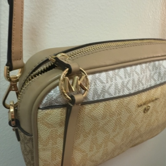 EUC MICHAEL Michael Kors Logo Small East West Camera Crossbody - Picture 3 of 5